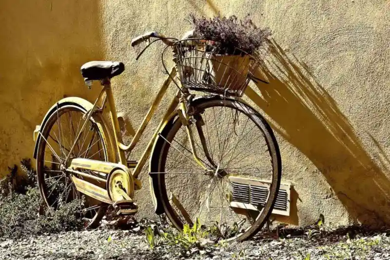 Persona en bicicleta evaluando una ruta urbana para vivir en Valladolid