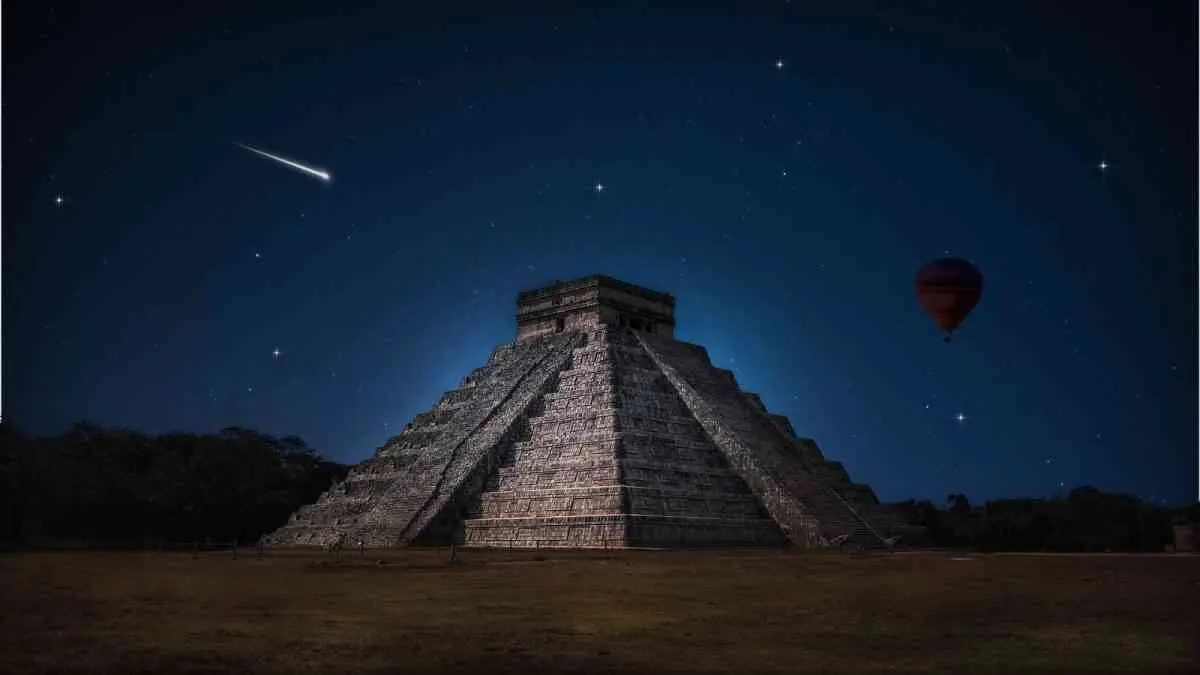 Chichien Itza de noche en compañia de las estrellas.