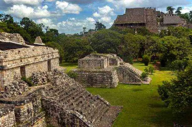 Imagen de la zona entre las diferentes edificaciones en Ek Balam