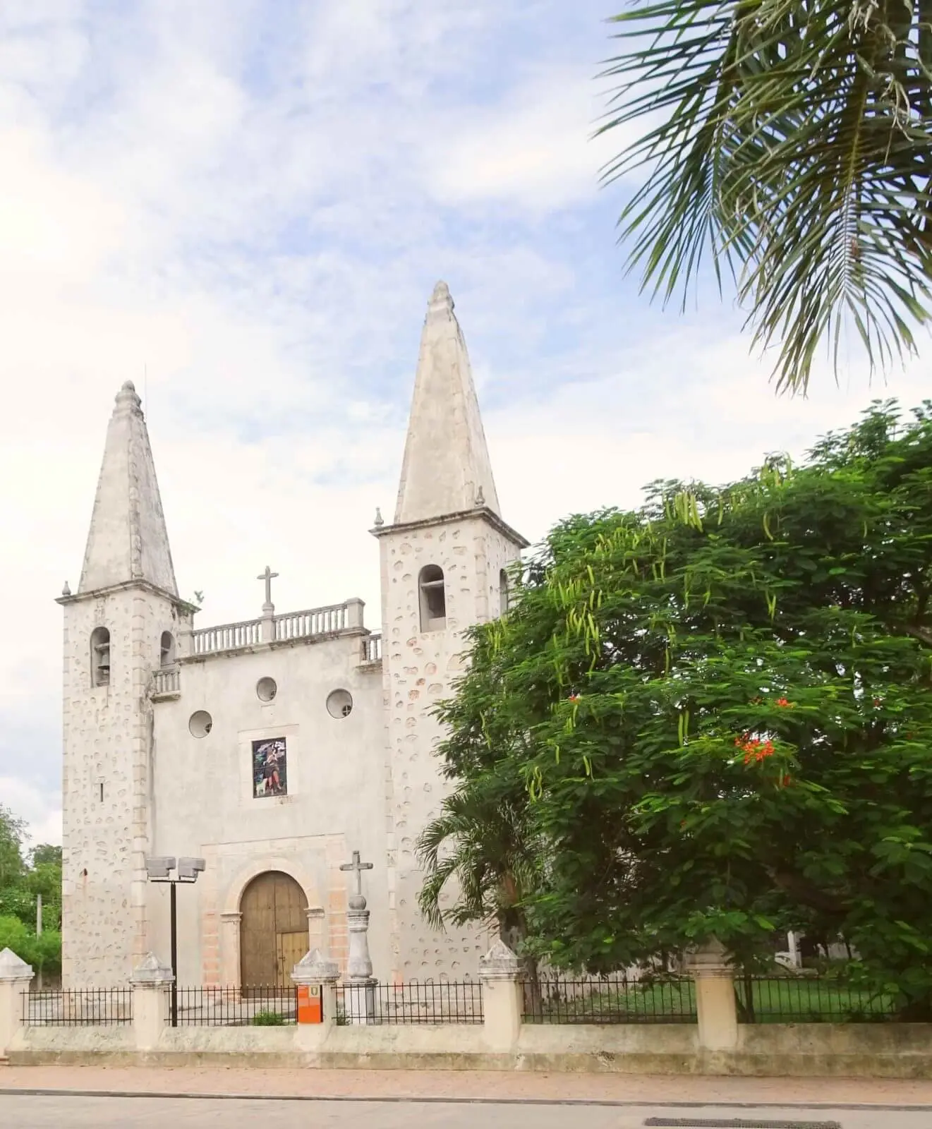 Vive en el barrio de San Juan la iglesia de san juan, valladolid yucatan 