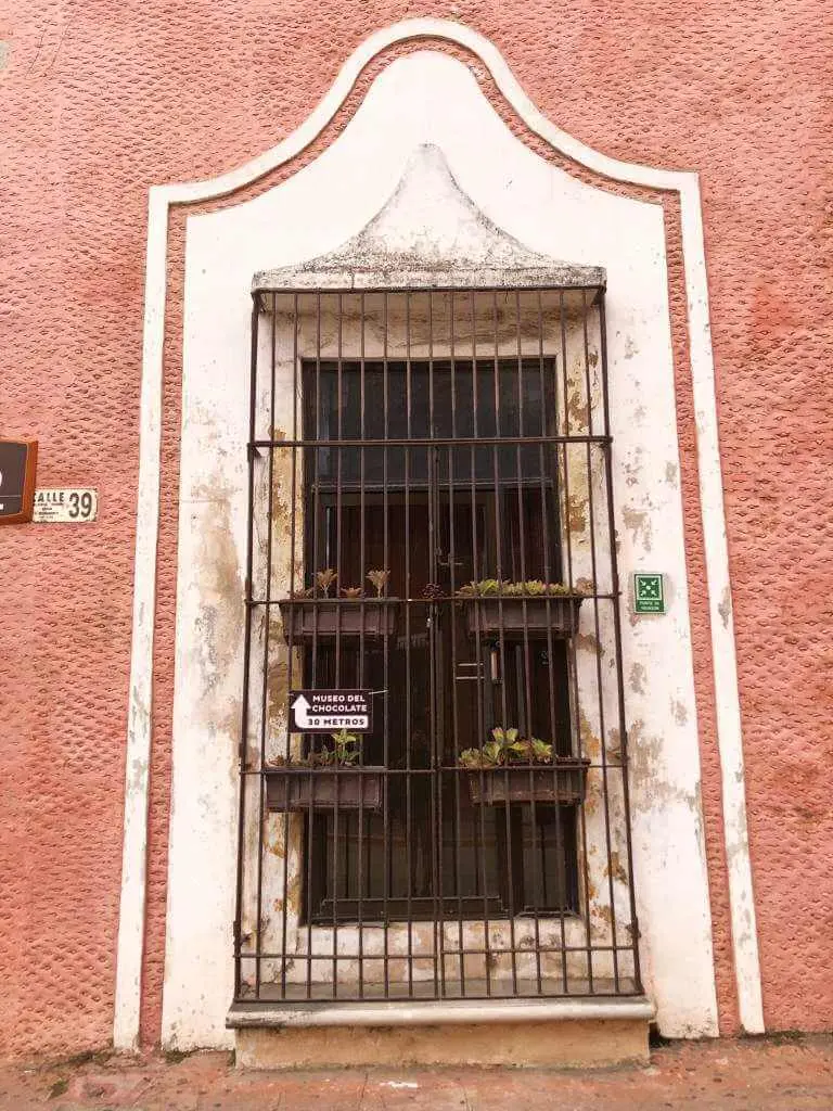 Marcos de puertas en casonas coloniales - Yucatán