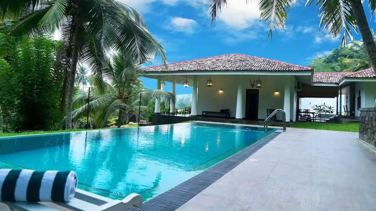 Piscinas prefabricadas o de construcción… ¿Qué me conviene?