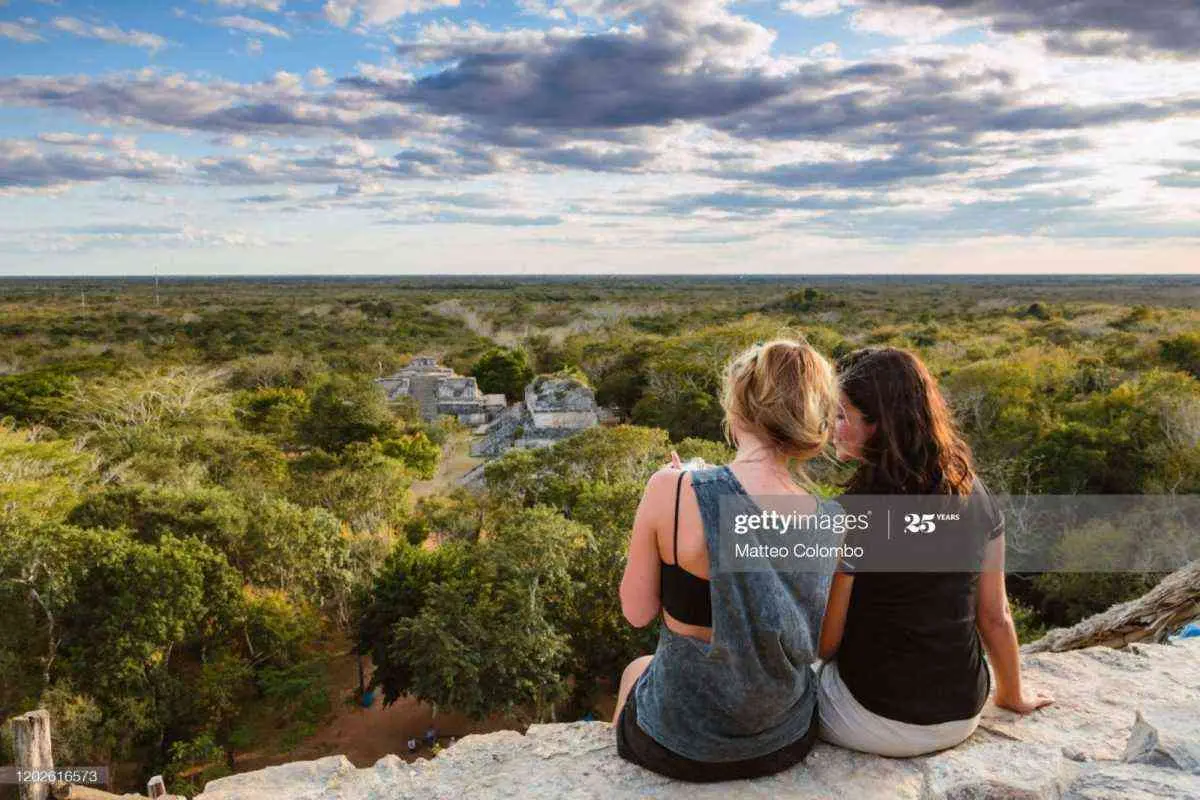 Turistas disfrutando de las vistas desde la cúspide de la pirámide 