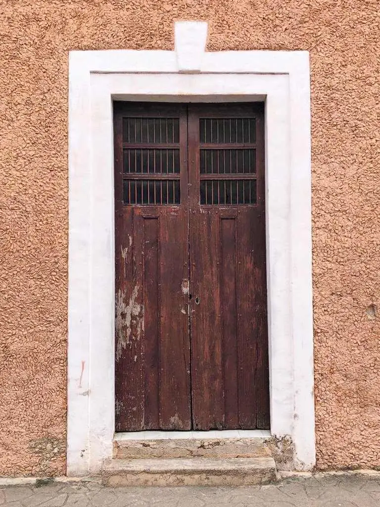 Marcos de puertas en casonas coloniales - Yucatán — Casas en Valladolid