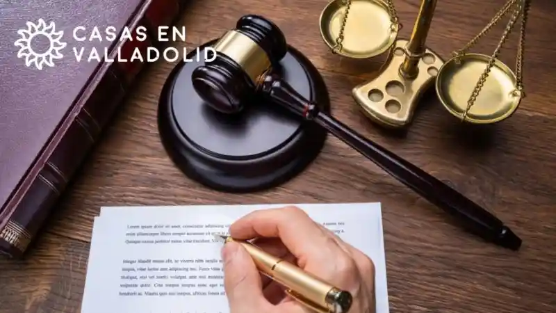 Propietaria revisando documentos para vender una casa en Valladolid, Yucatán